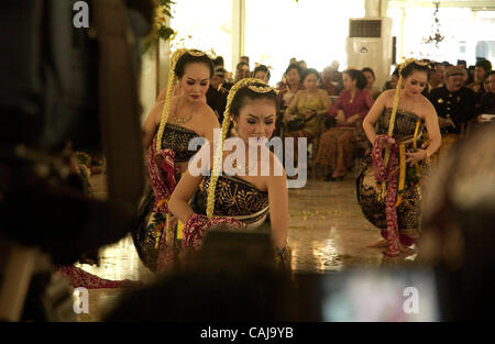 SOLO, CENTRAL JAVA, INDONESIA-Janvier 13, 2008 Danseurs javanais traditionnel effectuer l'intérieur de la danse Bedoyo Kraton Mangkunegara, le palais de la deuxième maison rulling en solo. Ou Solo Surakarta est le centre de la culture Javanaise où il a été l'emplacement du grand empire avant de Yogy Mataram Banque D'Images