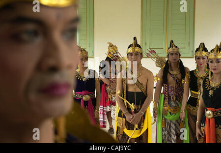 SOLO, CENTRAL JAVA, INDONESIA-Janvier 13, 2008 Danseurs javanais traditionnel prépare avant qu'une exécution traditionnelle à l'intérieur de la danse Bedoyo Kraton Mangkunegara, le palais de la deuxième maison rulling en solo. Ou Solo Surakarta est le centre de la culture Javanaise où il a été l'emplacement de Banque D'Images