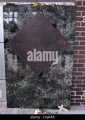 Jan 14, 2008 - New York, NY, USA - en face de la reconstruction du World Trade Center est un hommage wall pour célébrer la vie des pompiers, policiers et civils qui ont été perdus le 11 septembre 2001. Photo : 343 plaque de la ville plus courageux. (Crédit Image : © Camilla Zenz/ZUMA Press) Banque D'Images