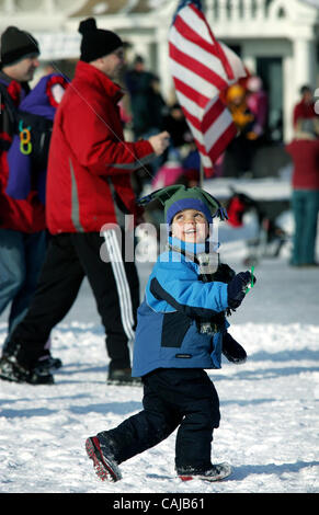 Jan 12, 2008 - Minneapolis, Minnesota, USA - quatre ans, MARKUS MITCHELL, de Minneapolis, couru et regardé son cerf-volant voler au-dessus de lui au cours d'un festival de cerf-volant d'hiver au lac Harriet. Mitchell était là avec sa mère Sarah, qui a aidé à chaque fois que le besoin d'un kite mélanger pour rester en suspension dans l'air. (Crédit Image : © J Banque D'Images