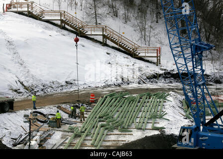 Jan 12, 2008 - Minneapolis, Minnesota, USA - Etats-Unis - un escalier en bois construit par un entrepreneur sur le site de construction du nouveau pont de l'Interstate 35W. Cette photo a été prise à partir de la 10e avenue bridge et montre le moindre de deux sections de l'escalier. (Crédit Image : © Jennifer Simo Banque D'Images