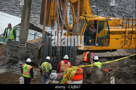 Jan 12, 2008 - Minneapolis, Minnesota, USA - travailleurs sur le site de l'Interstate 35W bridge abaissé une cage d'armature dans un trou de 100 pieds de profondeur. Béton a été versé et que le résultat de l'arbre de la fondation, qui est l'un des plus de 100 sur le site de construction, prendront en charge la pile de pont. (Crédit de droit Banque D'Images