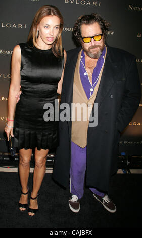 Jan 15, 2008 - New York, NY, USA - réalisateur Julian Schnabel et son épouse OLATZ LOPEZ GARMENDIA au 2007 National Board of Review of Motion Pictures Awards Gala tenu à Cipriani's 42nd Street. (Crédit Image : © Nancy/Kaszerman ZUMA Press) Banque D'Images