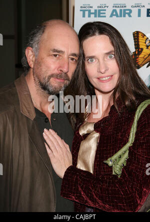 Jan 15, 2008 ; Hollywood, CA, États-Unis ; acteur RICHARD SCHIFF et épouse SHEILA KELLEY à 'l'air que je respire" Los Angeles Premiere tenue à l'ArcLight Cinema Hollywood. Crédit obligatoire : Photo par Paul Fenton/ZUMA Press. (©) Copyright 2008 by Paul Fenton Banque D'Images