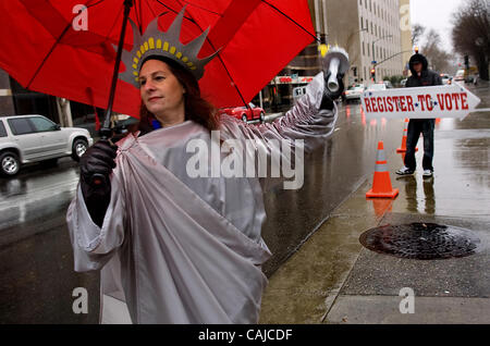 Habillé comme la Statue de la liberté, Cathy Ingram-Kelly (CQ) de la Division électorale de la secrétaire d'État, dirige les automobilistes de passage à l'inscription des électeurs des tables à la Sacramento Convention Center de Los Angeles le mardi 22 janvier 2008. Secrétaire d'État de Californie Debra Bowen (c Banque D'Images