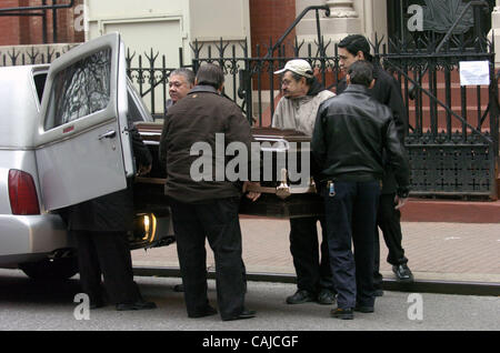 Le corps de Virgilio Cintron est amené dans l'église Sacré-Cœur. Les funérailles et l'inhumation de Virgilio Cintron. Cintron's Funeral a eu lieu à l'église Sacré-Cœur sur West 51st Street et il fut enterré à Saint Raymond le cimetière dans le Bronx. James O'Hare et David Dalaia 66 ans Virgil à roues Banque D'Images