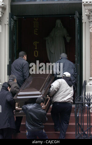 Le corps de Virgilio Cintron est amené dans l'église Sacré-Cœur. Les funérailles et l'inhumation de Virgilio Cintron. Cintron's Funeral a eu lieu à l'église Sacré-Cœur sur West 51st Street et il fut enterré à Saint Raymond le cimetière dans le Bronx. James O'Hare et David Dalaia 66 ans Virgil à roues Banque D'Images