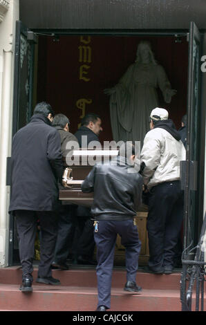 Le corps de Virgilio Cintron est amené dans l'église Sacré-Cœur. Les funérailles et l'inhumation de Virgilio Cintron. Cintron's Funeral a eu lieu à l'église Sacré-Cœur sur West 51st Street et il fut enterré à Saint Raymond le cimetière dans le Bronx. James O'Hare et David Dalaia 66 ans Virgil à roues Banque D'Images