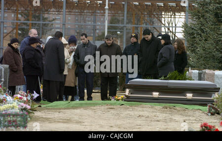 La famille et les amis de Virgilio Cintron sur sa tombe à Saint Raymond le cimetière. Les funérailles et l'inhumation de Virgilio Cintron. Cintron's Funeral a eu lieu à l'église Sacré-Cœur sur West 51st Street et il fut enterré à Saint Raymond le cimetière dans le Bronx. James O'Hare et David Dalaia wheele Banque D'Images