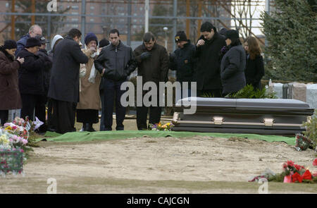 La famille et les amis de Virgilio Cintron sur sa tombe à Saint Raymond le cimetière. Les funérailles et l'inhumation de Virgilio Cintron. Cintron's Funeral a eu lieu à l'église Sacré-Cœur sur West 51st Street et il fut enterré à Saint Raymond le cimetière dans le Bronx. James O'Hare et David Dalaia wheele Banque D'Images