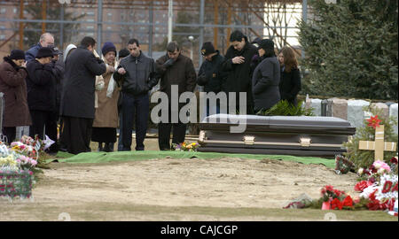 La famille et les amis de Virgilio Cintron sur sa tombe à Saint Raymond le cimetière. Les funérailles et l'inhumation de Virgilio Cintron. Cintron's Funeral a eu lieu à l'église Sacré-Cœur sur West 51st Street et il fut enterré à Saint Raymond le cimetière dans le Bronx. James O'Hare et David Dalaia wheele Banque D'Images