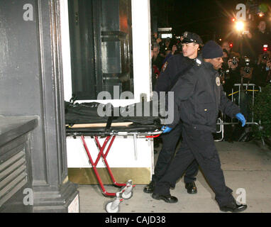 Jan 22, 2008 - New York, NY, USA - Le NYC Directeur Bureau du médecin légiste, le corps de roue de l'acteur Heath Ledger en dehors de son appartement situé sur 421 Broome Street où il a été trouvé mort plus tôt aujourd'hui. (Crédit Image : Banque D'Images