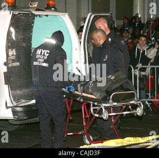 Jan 22, 2008 - New York, NY, USA - Le NYC Directeur Bureau du médecin légiste, le corps de roue de l'acteur Heath Ledger en dehors de son appartement situé sur 421 Broome Street où il a été trouvé mort plus tôt aujourd'hui. (Crédit Image : Banque D'Images