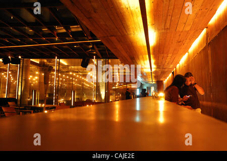 Jakarta, Indonésie Public est un salon qui a une vue sur un lac privé dans le centre de Jakarta. Les clients commencent à visiter le public à partir de 11h00 et boissons et bonne ambiance tout au long de la nuit et tôt le matin. Photo par Sinartus Sosrodjojo/JiwaFoto Banque D'Images