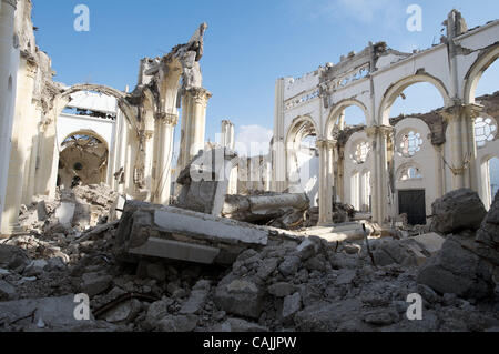 Jan 10, 2011 - Port-au-Prince, Haïti - La Cathédrale Nationale, l'une des plus grandes églises en Haïti, reste en ruines un an après le séisme dévastateur. (Crédit Image : © Mark Murrmann/ZUMAPRESS.com) Banque D'Images