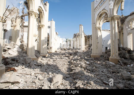 Jan 10, 2011 - Port-au-Prince, Haïti - La Cathédrale Nationale, l'une des plus grandes églises en Haïti, reste en ruines un an après le séisme dévastateur. (Crédit Image : © Mark Murrmann/ZUMAPRESS.com) Banque D'Images