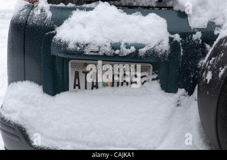 10 janvier 2011 - Woodstock, GA, Etats-Unis - une grande partie de la Géorgie et le reste du Sud-Est a été recouverte par la neige et la glace Lundi, la fermeture d'aéroports, les écoles, les entreprises et les routes pendant plusieurs jours. Ce temps peut être commune dans d'autres régions -- mais les habitants d'Atlanta ne voient pas qu'une grande partie de elle. Les résidents d'un s Banque D'Images