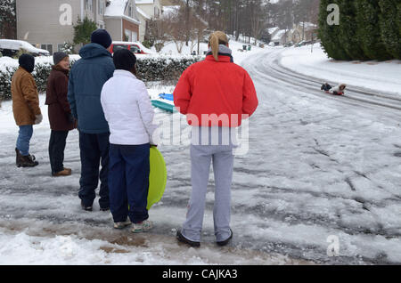 10 janvier 2011 - Woodstock, GA, Etats-Unis - une grande partie de la Géorgie et le reste du Sud-Est a été recouverte par la neige et la glace Lundi, la fermeture d'aéroports, les écoles, les entreprises et les routes pendant plusieurs jours. Ce temps peut être commune dans d'autres régions -- mais les habitants d'Atlanta ne voient pas qu'une grande partie de elle. Les résidents d'un s Banque D'Images