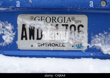 10 janvier 2011 - Woodstock, GA, Etats-Unis - une grande partie de la Géorgie et le reste du Sud-Est a été recouverte par la neige et la glace Lundi, la fermeture d'aéroports, les écoles, les entreprises et les routes pendant plusieurs jours. Ce temps peut être commune dans d'autres régions -- mais les habitants d'Atlanta ne voient pas qu'une grande partie de elle. Les résidents d'un s Banque D'Images