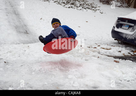 10 janvier 2011 - Woodstock, GA, Etats-Unis - une grande partie de la Géorgie et le reste du Sud-Est a été recouverte par la neige et la glace Lundi, la fermeture d'aéroports, les écoles, les entreprises et les routes pendant plusieurs jours. Ce temps peut être commune dans d'autres régions -- mais les habitants d'Atlanta ne voient pas qu'une grande partie de elle. Les résidents d'un s Banque D'Images