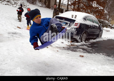 10 janvier 2011 - Woodstock, GA, Etats-Unis - une grande partie de la Géorgie et le reste du Sud-Est a été recouverte par la neige et la glace Lundi, la fermeture d'aéroports, les écoles, les entreprises et les routes pendant plusieurs jours. Ce temps peut être commune dans d'autres régions -- mais les habitants d'Atlanta ne voient pas qu'une grande partie de elle. Les résidents d'un s Banque D'Images