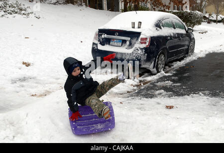 10 janvier 2011 - Woodstock, GA, Etats-Unis - une grande partie de la Géorgie et le reste du Sud-Est a été recouverte par la neige et la glace Lundi, la fermeture d'aéroports, les écoles, les entreprises et les routes pendant plusieurs jours. Ce temps peut être commune dans d'autres régions -- mais les habitants d'Atlanta ne voient pas qu'une grande partie de elle. Les résidents d'un s Banque D'Images