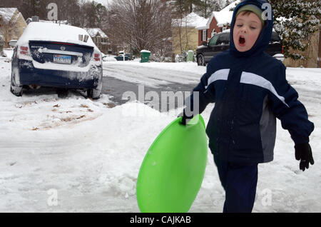 10 janvier 2011 - Woodstock, GA, Etats-Unis - une grande partie de la Géorgie et le reste du Sud-Est a été recouverte par la neige et la glace Lundi, la fermeture d'aéroports, les écoles, les entreprises et les routes pendant plusieurs jours. Ce temps peut être commune dans d'autres régions -- mais les habitants d'Atlanta ne voient pas qu'une grande partie de elle. Les résidents d'un s Banque D'Images