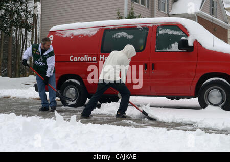 10 janvier 2011 - Woodstock, GA, Etats-Unis - une grande partie de la Géorgie et le reste du Sud-Est a été recouverte par la neige et la glace Lundi, la fermeture d'aéroports, les écoles, les entreprises et les routes pendant plusieurs jours. Ce temps peut être commune dans d'autres régions -- mais les habitants d'Atlanta ne voient pas qu'une grande partie de elle. Les résidents d'un s Banque D'Images