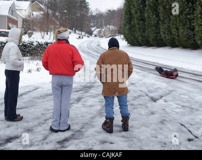 10 janvier 2011 - Woodstock, GA, Etats-Unis - une grande partie de la Géorgie et le reste du Sud-Est a été recouverte par la neige et la glace Lundi, la fermeture d'aéroports, les écoles, les entreprises et les routes pendant plusieurs jours. Ce temps peut être commune dans d'autres régions -- mais les habitants d'Atlanta ne voient pas qu'une grande partie de elle. Les résidents d'un s Banque D'Images