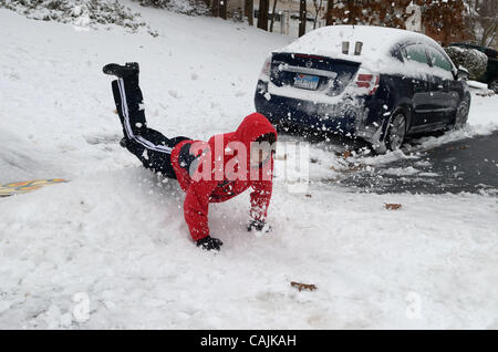 10 janvier 2011 - Woodstock, GA, Etats-Unis - une grande partie de la Géorgie et le reste du Sud-Est a été recouverte par la neige et la glace Lundi, la fermeture d'aéroports, les écoles, les entreprises et les routes pendant plusieurs jours. Ce temps peut être commune dans d'autres régions -- mais les habitants d'Atlanta ne voient pas qu'une grande partie de elle. Les résidents d'un s Banque D'Images