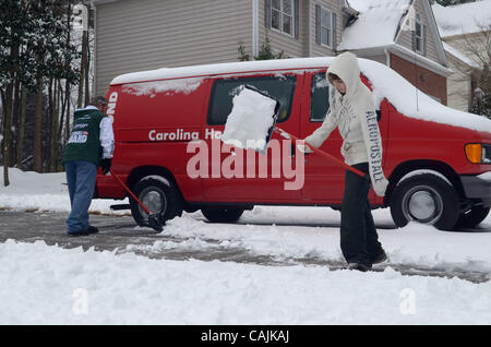 10 janvier 2011 - Woodstock, GA, Etats-Unis - une grande partie de la Géorgie et le reste du Sud-Est a été recouverte par la neige et la glace Lundi, la fermeture d'aéroports, les écoles, les entreprises et les routes pendant plusieurs jours. Ce temps peut être commune dans d'autres régions -- mais les habitants d'Atlanta ne voient pas qu'une grande partie de elle. Les résidents d'un s Banque D'Images