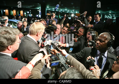 10 janvier 2011 - Detroit, Michigan, USA. Tom Stephens, Vice-président du développement de produits chez General Motors, a reçu le prestigieux Prix de voiture de l'année pour le nouveau Cevrolet Volt. Le 2011 North American International Auto Show (NAIAS) débute avec leur événement de presse à Cobo Cen Banque D'Images