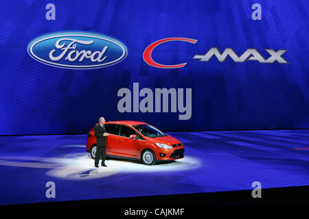 10 janvier 2011 - Detroit, Michigan, USA. Derrick Kuzak, Vice-Président du Groupe du développement produit mondial chez Ford Motor Company, révèle la nouvelle Ford C-Max. Le 2011 North American International Auto Show (NAIAS) débute avec leur presse événement au Cobo Center. (Crédit Image : © ZUMA/schilling de gènes Banque D'Images