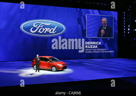 10 janvier 2011 - Detroit, Michigan, USA. Derrick Kuzak, Vice-Président du Groupe du développement produit mondial chez Ford Motor Company, révèle la nouvelle Ford C-Max. Le 2011 North American International Auto Show (NAIAS) débute avec leur presse événement au Cobo Center. (Crédit Image : © ZUMA/schilling de gènes Banque D'Images