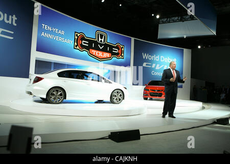 10 janvier 2011 - Detroit, Michigan, USA. John Mendel, vice-président exécutif de Honda Motor Co. pour unité américaine, dévoile le concept-car Honda Civic. Le 2011 North American International Auto Show (NAIAS) débute avec leur presse événement au Cobo Center. (Crédit Image : © Schilling/ZUMAPRESS de gènes. Banque D'Images