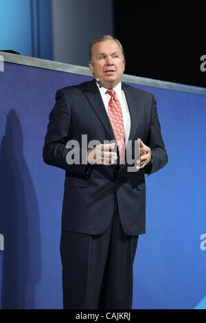 10 janvier 2011 - Detroit, Michigan, USA. John Mendel, vice-président exécutif de Honda Motor Co. pour unité américaine, dévoile le concept-car Honda Civic. Le 2011 North American International Auto Show (NAIAS) débute avec leur presse événement au Cobo Center. (Crédit Image : © Schilling/ZUMAPRESS de gènes. Banque D'Images