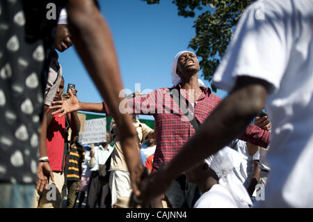 Jan 12, 2011 - Port-au-Prince, Haïti - le groupe IRKEFD avec manifestants sont descendus dans les rues d'Haïti sur le premier anniversaire du tremblement de terre. Le groupe se sont mobilisés contre l'expulsion forcée de personnes vivant dans des camps de toile. (Crédit Image : © Mark Murrmann/ZUMAPRESS.com) Banque D'Images