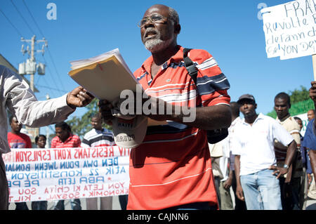 Jan 12, 2011 - Port-au-Prince, Haïti - le groupe IRKEFD avec manifestants sont descendus dans les rues d'Haïti sur le premier anniversaire du tremblement de terre. Le groupe se sont mobilisés contre l'expulsion forcée de personnes vivant dans des camps de toile. (Crédit Image : © Mark Murrmann/ZUMAPRESS.com) Banque D'Images