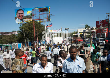 Jan 12, 2011 - Port-au-Prince, Haïti - le groupe IRKEFD avec manifestants sont descendus dans les rues d'Haïti sur le premier anniversaire du tremblement de terre. Le groupe se sont mobilisés contre l'expulsion forcée de personnes vivant dans des camps de toile. (Crédit Image : © Mark Murrmann/ZUMAPRESS.com) Banque D'Images