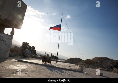 Jan 12, 2011 - Port-au-Prince, Haïti - le peuple haïtien drapeau flotte en berne sur le premier anniversaire du séisme qui a dévasté Haïti. (Crédit Image : © Mark Murrmann/ZUMAPRESS.com) Banque D'Images