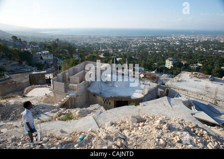 Jan 12, 2011 - Port-au-Prince, Haïti - Un garçon est en ruines au-dessus de Port-au-Prince sur le premier anniversaire du tremblement de terre que la ville dévastée. Haïti un an après le tremblement de terre (Image Crédit : © Mark Murrmann/ZUMAPRESS.com) Banque D'Images