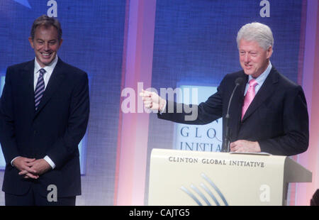 Sep 27, 2007 - New York, NY, USA - l'ancien Premier Ministre du Royaume-Uni Tony Blair et l'ancien Président Bill à l'CLINTONÊ 2007 Clinton Global Initiative tenue à l'hôtel Sheraton. (Crédit Image : © Nancy/Kaszerman ZUMA Press) Banque D'Images