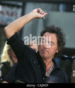 Sep 28, 2007 - New York, NY, USA - Musicien Bruce Springsteen effectue au Today Show 2007 Série de concerts d'été tenue à Rockefeller Plaza. (Crédit Image : © Nancy/Kaszerman ZUMA Press) Banque D'Images