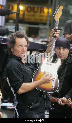 Sep 28, 2007 - New York, NY, USA - Musicien Bruce Springsteen strummingf avec Steven Van Zandt lui appui jusqu'à la guitare comme le Bruce Springsteen effectue au Today Show 2007 Série de concerts d'été tenue à Rockefeller Plaza. (Crédit Image : © Nancy/Kaszerman ZUMA Press) Banque D'Images