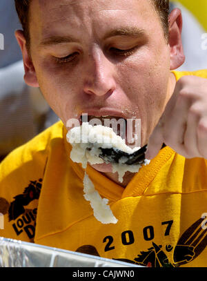 Sep 29, 2007 - Bossier City, LA, USA - Professionnel eater JOEY CHESTNUT downs certains libéraux, au cours de l 'Alimentation' Championnat Grits au casino Harrah's Louisiana Downs à Bossier City, en Louisiane Il a terminé troisième au concours. Les libéraux ont présenté en 2 livres, bacs, chacune d'environ 8 pouces par 6 pouces et 1 1/2 Banque D'Images