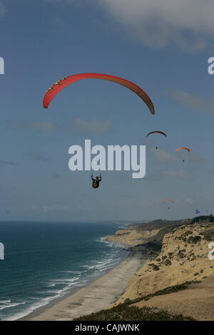 Le 29 septembre 2007, San Diego, Californie, USA. Leur voler des pilotes de parapente à Torrey Pines le Port de planeur le samedi à San Diego, Californie.  Crédit obligatoire : photo par Eduardo Contreras/San Diego Union-Tribune/Zuma Press. copyright 2007 San Diego Union-Tribune Banque D'Images