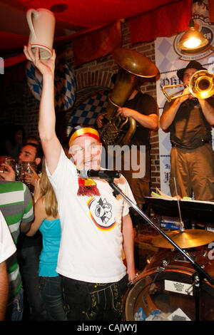 Propriétaire de Schneider Sylvester Zum Schneider et un Oompah band au bar restaurant le 30 septembre 2007, lors de leurs fêtes Oktoberfest Banque D'Images