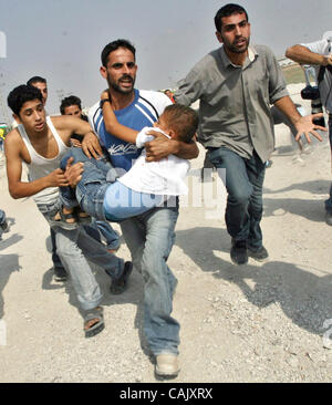 Oct 01, 2007 - De passage d'Erez, Palestine - un Palestinien se précipite avec un garçon blessé après qu'il a été abattu lors de l'attente de la famille parution des prisons israéliennes, au passage d'Erez, au nord de la bande de Gaza, le 01 octobre 2007. Deux personnes, dont l'enfant, ont été blessés quand les troupes israéliennes ont ouvert le feu Banque D'Images