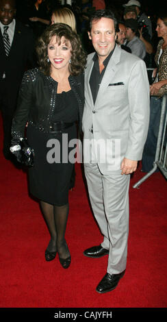 Oct 02, 2007 - New York, NY, USA - actress Joan Collins et mari PERCY GIBSON à l'arrivée des New York premiere de 'Sleuth' qui s'est tenue au Paris Theatre. (Crédit Image : © Nancy/Kaszerman ZUMA Press) Banque D'Images