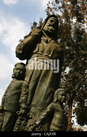 Une statue de Saint Nicolas se tient dans sa ville natale de Myra Turquie, 2 septembre 2007. Contrairement à la croyance populaire, Saint Nicolas a passé plus de temps dans la neige ou n'importe où près du pôle Nord, mais a vécu toute sa vie ici, sur la côte méditerranéenne, de devenir l'évêque de Myra au 3ème siècle. Througho Banque D'Images